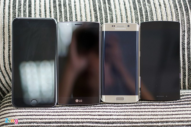 Đến 8/7, nhiều người dùng tại TP HCM đã nhận được Bphone. Đây là phiên bản thương mại chính thức từ Bkav sau nhiều lần trì hoãn giao hàng để sửa lỗi, cập nhật phần mềm. Trong số bốn model được đem ra so sánh, Bphone, LG G4 và iPhone 6 Plus dùng màn hình IPS LCD nên khi tắt màn hình, mặt trước đen sẫm. Galaxy S6 Edge dùng màn hình Super AMOLED nên khi tắt, màn hình không sẫm màu bằng.