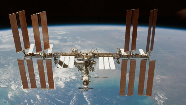 Trạm vũ trụ quốc tế ISS được xem là điểm kết nối internet xa nhất thế giới. Các phi hành gia không thực sự trực tiếp kết nối với internet, thay vào đó họ điều khiển một máy tính trên mặt đất từ xa trong không gian và điều khiển nó để lên mạng.