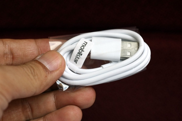 Cáp USB theo máy.