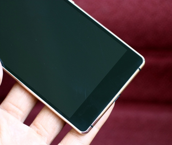 Các phím điều khiển của Android không được đặt trên máy mà đưa vào màn hình hiển thị.