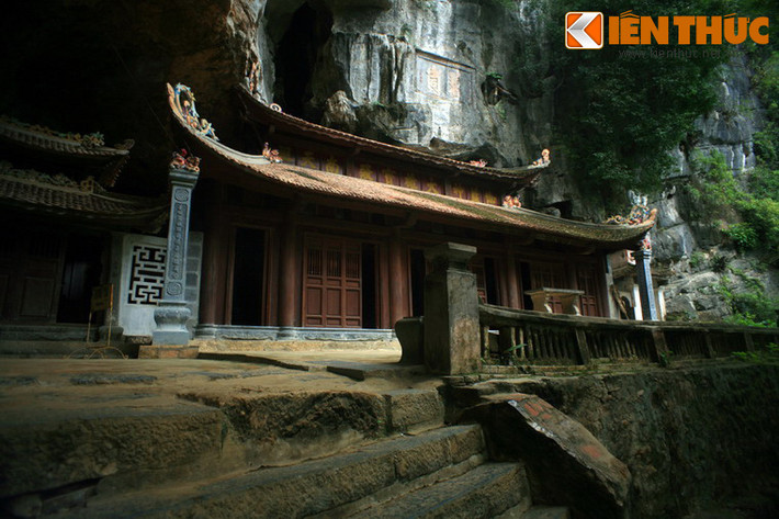 Nằm trên dãy núi đá vôi Trường Yên thuộc xã Ninh Hải, huyện Hoa Lư tỉnh Ninh Bình, chùa Bích Động có lịch sử hình thành từ năm 1428, đầu thời Hậu Lê là ngôi chùa cổ nổi tiếng bậc nhất của mảnh đất Ninh Bình - quê hương Chủ tịch nước Trần Đại Quang.