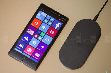 7. Nokia Lumia 930. Ngoại trừ việc không thể cập nhật và cài đặt các ứng dụng mới nhất thì Lumia 930 không phải là một con dế tồi. Thực ra nó còn là smartphone Windows Phone tốt nhất mà bạn có thể mua hiện nay, với màn hình đẹp, camera mạnh mẽ. Và đương nhiên rồi, Lumia 930 là một trong những smartphone hỗ trợ sạc không dây đầu tiên trên thị trường.