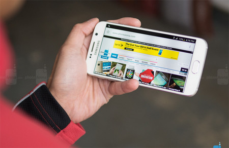 1. Samsung Galaxy S6. Còn nhớ hồi tháng 2, nhiều người dùng từng thất vọng khi hay tin pin của Galaxy S6 là loại không thể tháo rời. Bù lại, Samsung đã tích hợp công nghệ sạc không dây cho S6 để xoa dịu người dùng. Ngoài chuẩn Qi, smartphone hỗ trợ sạc không dây S6 còn tương thích với một chuẩn khác ít được biết đến hơn là PMA, nhờ đó, bạn sẽ có thể sạc S6 với gần như mọi đế sạc không dây đang lưu hành trên thị trường.