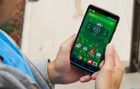 6. Motorola Droid Turbo. Được đánh giá là một trong những chiếc điện thoại xuất sắc nhất mà Motorola từng sản xuất, Droid Turbo sở hữu cấu hình mạnh mẽ, thiết kế đẹp mắt và dung lượng pin cực khủng. Và tất nhiên, nó còn có khả năng sạc không dây nữa.
