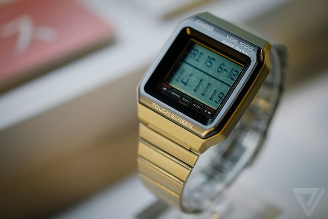 Đồng hồ Casio VDB-1000 xuất hiện năm 1991, sở hữu màn hình cảm ứng với các tính năng: danh bạ điện thoại, máy tính và notepad.