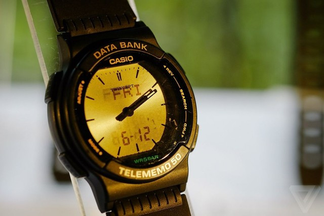 Đồng hồ Casio Model ABK-55 ra mắt 20 năm trước, sở hữu màn hình LCD trong suốt để hiển thị thông tin.