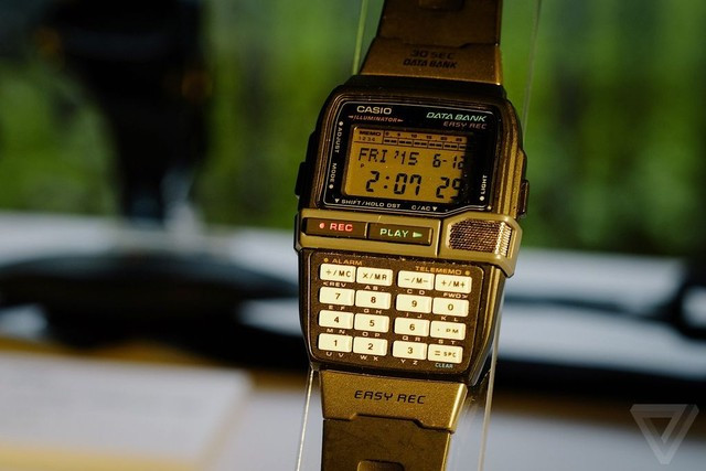 Cũng trong năm 1999. Đồng hồ Casio DBC-V50 ra mắt và tích hợp tích năng ghi âm - điều mà những người sử dụng Apple Watch đang thầm ao ước.