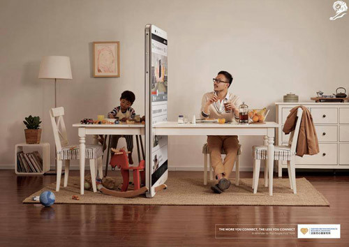Mới đây hàng loạt fanpage và website trên thế giới đã đồng loạt chia sẻ những bức ảnh vô cùng ý nghĩa trong chiến dịch "The more you connect, the less you connect" nhằm đánh thức cộng đồng trước tính trạng lạm dụng công nghệ số và thờ ơ với con người ngay xung quanh mình.