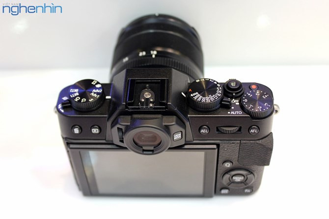 Fujifilm trang bị cho X-T10 tính năng kết nối Wi-Fi tiện dụng, giúp kết nối với smartphone và tablet (iOS và Android) để điều khiển máy thông qua ứng dụng Camera Remote. Hình ảnh và video trên máy cũng có thể truyền trực tiếp lên các thiết bị di động này.