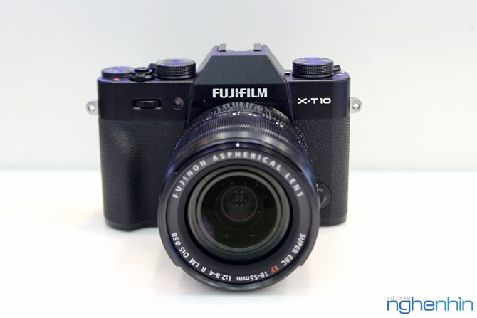 So với phiên bản tiền nhiệm X-T1, mẫu máy mới Fujifilm X-T10 có chút thay đổi về thiết kế. Mặt trước phẳng và đơn giản hơn, độ nhô của báng tay cầm ít hơn nhưng vẫn đủ chắc tay.