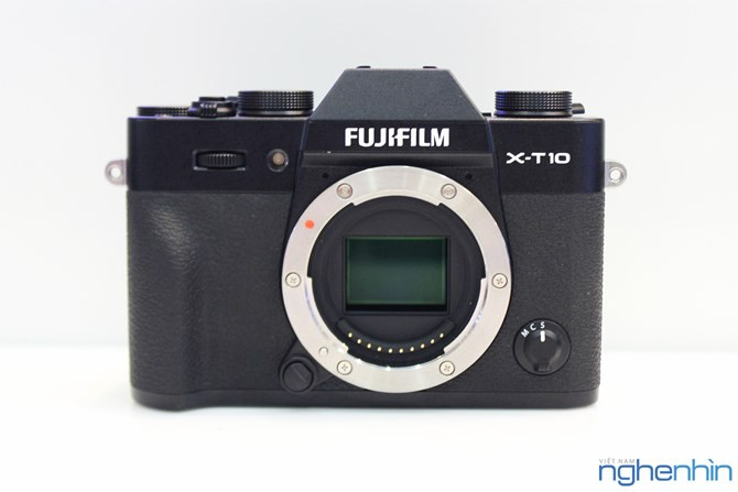 Máy có tốc độ chụp liên tiếp tối đa 8fps và quay video Full HD tốc độ 60fps cùng một chế độ mô phỏng máy phim - Chrome Classic. Máy có hệ thống lấy nét AF 49 điểm với chế độ đơn điểm hoặc theo vùng, bên cạnh đó là khả năng lấy nét liên tục giúp dõi theo các chủ thể chuyển động trên một khu vực lớn hơn 77 điểm.