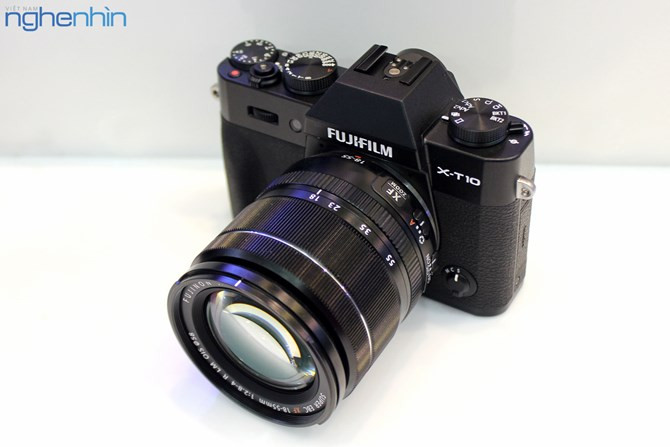 Máy ảnh Fujifilm X-T10 có kiểu dáng bắt mắt nhờ thiết kế hoài cổ cùng kích cỡ gọn gàng của dòng mirrorless. Máy có hai tùy chọn màu bạc và đen, hợp kim magie tạo nên lớp vỏ sang trọng, chắc chắn và nhẹ. Những phẩm chất này làm cho sản phẩm trở nên hấp dẫn với giới trẻ hay những người chơi thích tìm lại cảm giác dùng máy phim trước đây.