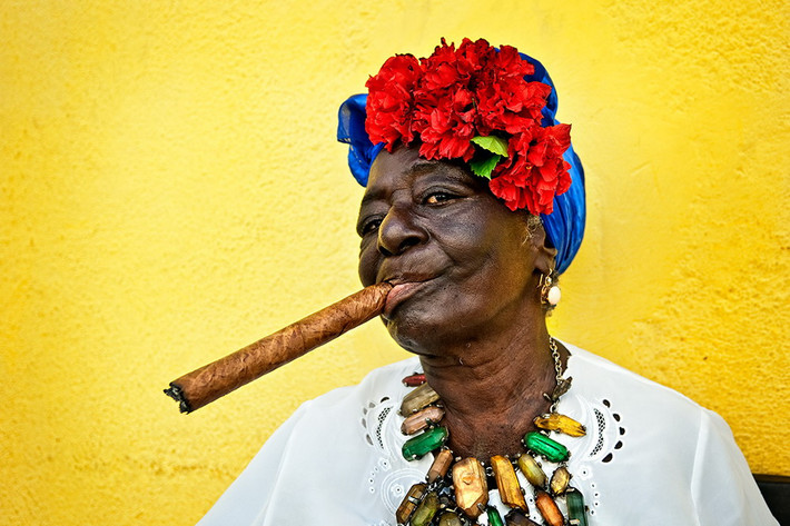 Về văn hóa, Cuba là cái nôi của loại xì gà danh tiếng nhất thế giới, được thực hiện qua hàng trăm công đoạn theo một công thức không thay đổi từ nhiều thế kỷ qua.