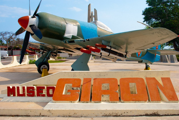 Vịnh Giron là nơi xảy ra một sự kiện chấn động thế giới đầu thập niên 1960. Đó là một cuộc xâm lược bất thành của lực lượng những người Cuba lưu vong do CIA huấn luyện ngày từ 17-19/4/1961 nhằm lật độ chính phủ của Fidel Castro. Ngày nay, vịnh Giron là một địa danh lịch sử nổi tiếng của Cuba.