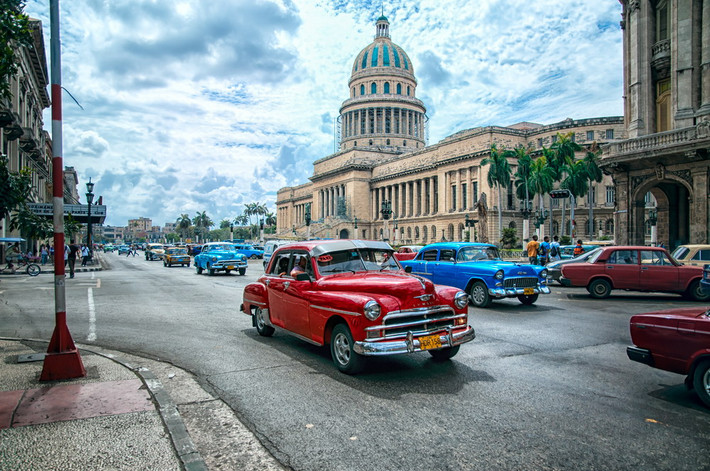 Cuba cũng được coi là một bảo tàng sống về các loại xe hơi cổ. Đây là nơi duy nhất trên thế giới có thể bắt gặp các loại xe sản xuất từ thập niên 1950-1960 tràn ngập trên các đường phố.