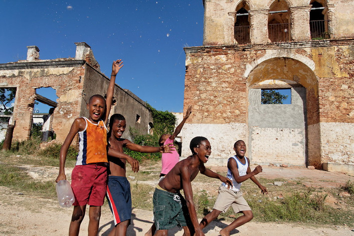Quyền bình đẳng cho người da đen là một trong những thành tựu lớn mà cuộc cách mạng Cuba đã đem lại cho người dân nước mình. Tình trạng phân biệt chủng tộc ở Cuba đã được xóa bỏ hoàn toàn, trong khi đây là vấn nạn nhức nhối ở nước Mỹ láng giềng.
