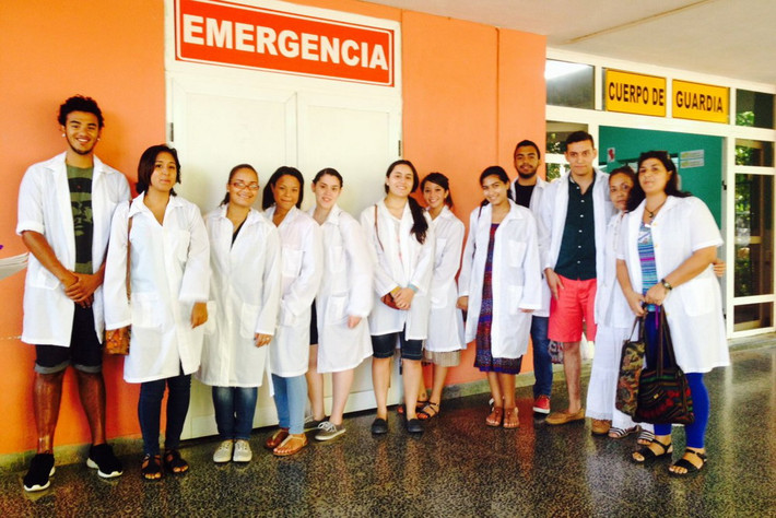 Thành tựu nổi bật của Cuba cần được nhắc tới đầu tiên chính là ngành y tế. Tổ chức Y tế Thế giới (WHO) công nhận Cuba là đất nước sở hữu hệ thống y tế tốt nhất thế giới. Cuba có chuẩn y tế rất cao, hệ thống chăm sóc sức khỏe toàn diện cho mọi người dân, hoàn toàn miễn phí, cung cấp dịch vụ chăm sóc y tế chất lượng cao, ưu tiên phòng bệnh và chữa bệnh giai đoạn sớm.