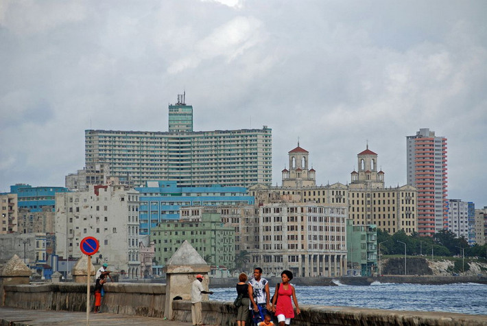Với chính sách "mọi người dân phải có nhà ở", Cuba là đất nước có tỉ lệ người vô gia cư thấp hàng đầu thế giới, thậm chí là thấp hơn cả những quốc gia phát triển Âu - Mỹ. Những khu ổ chuột tệ nạn hầu như không tồn tại ở đất nước này.