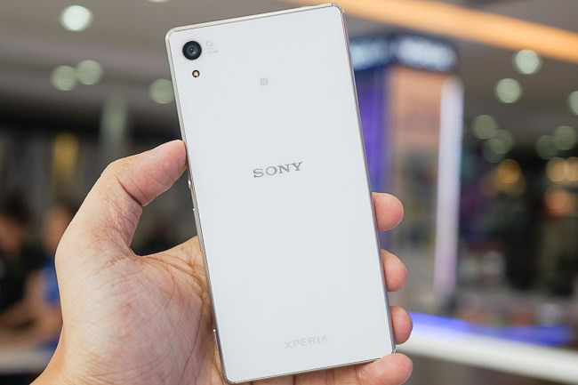 Mặt lưng bóng bẩy quen thuộc của dòng Xperia cao cấp.