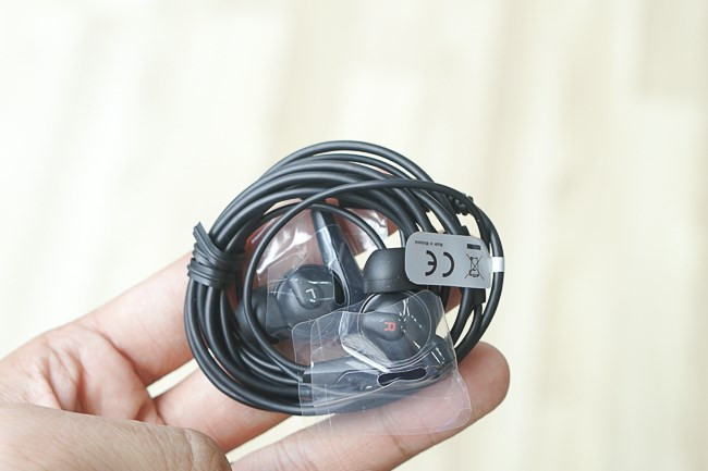 Tai nghe chống ồn Digital Noise Cancelling Headset MDR-NC31 trị giá 1.190.000 đồng.