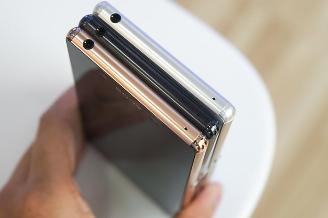 Jack cắm tai nghe 3,5mm và micro hỗ trợ quay video ở cạnh trên.