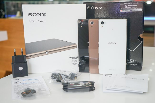 Xperia Z3+ có tùy chọn 3 màu trắng, đen và đồng. Bộ phụ kiện của máy gồm sạc, cáp, sách hướng dẫn và tai nghe.