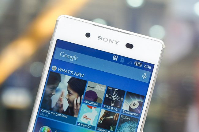 Máy sở hữu camera trước 5.1MP.