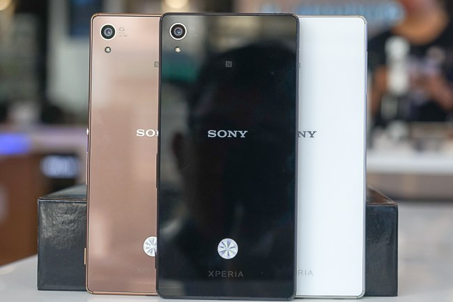 Xperia Z3+ sử dụng vi xử lý lõi 8 - Snapdragon 810 của Qualcomm, RAM 3GB, bộ nhớ trong 32GB và hỗ trợ khe thẻ nhớ 128GB. Máy có 3 màu tùy chọn trắng, đen và đồng.