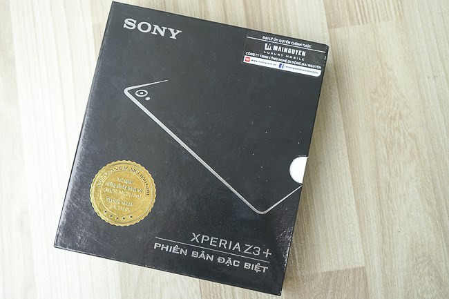 Xperia Z3+ có vỏ hộp ngoài hai lớp. Một lớp vỏ ngoài bìa cứng với tông màu đen là chủ đạo.