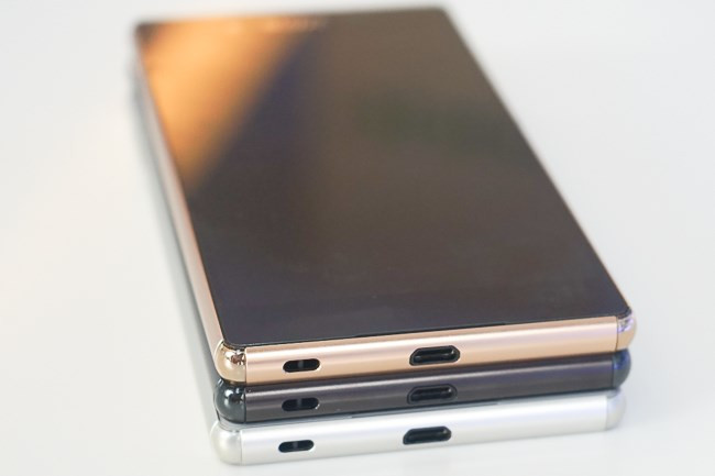Xperia Z4 đã bỏ chấu sạc từ, sử dụng cổng micro USB không cần nắp đậy.