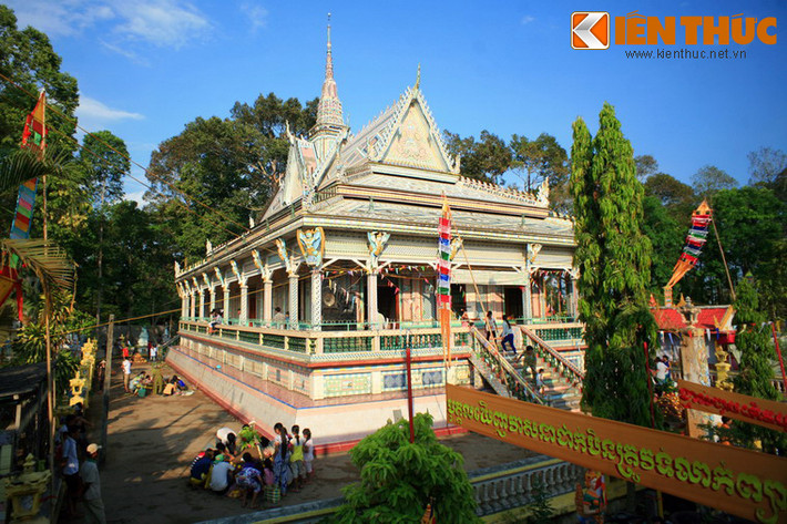 4. Tọa lạc tại xã Đại Tâm, huyện Mỹ Xuyên, tỉnh Sóc Trăng, chùa Chén Kiểu hay còn gọi là chùa Sà Lôn là một trong những ngôi chùa độc đáo bậc nhất của Việt Nam. Chùa được dựng năm 1815, đến năm 1969 được xây dựng lại theo kiến trúc truyền thống của chùa Khmer.