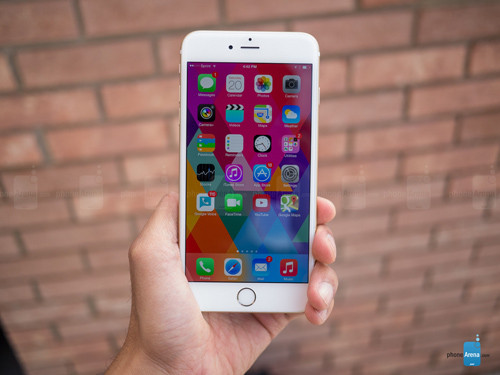 Apple iPhone 6 Plus. iPhone 6 Plus hiện là mẫu smartphone màn hình Full HD đầu tiên của Apple. Ngoài màn hình HD kết hợp cùng kích cỡ 5,5 inch, siêu phẩm này còn được thiết kế đi kèm với mật độ điểm ảnh PPI lên tới 401. Ngoài sở hữu màn hình lớn hơn, iPhone 6 Plus không có nhiều khác biệt so với iPhone 6. với bộ xử lý 1.4GHz Cyclone lõi kép, RAM 1GB, bộ nhớ trong gồm các phiên bản 16/32 / 64GB tùy chọn, camera sau sở hữu cảm biến 8MP, camera trước đạt độ phân giải 1,2 MP và pin 1810 mAh. Tại Việt Nam, iPhone 6 phiên bản 16GB và 64GB có giá lần lượt là 19,59 triệu đồng và 22, 19 triệu đồng.