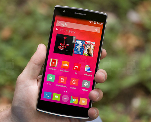 Oneplus One. Nếu bạn đang tìm kiếm một sản phẩm thuộc dòng phablet có chế độ 1080p và có giá cả phải chăng thì Oneplus One 5,5-inch là một sự lựa chọn khá tốt. Mặc dù đã hơn một năm đã trôi qua kể từ khi ra mắt nhưng mẫu điện thoại này vẫn là sự lựa chọn của nhiều người do sở hữu mức giá hấp dẫn. Oneplus One được thiết kế đi kèm với các thông số kỹ thuật như: chip Snapdragon 801 kết hợp với bộ nhớ RAM 3GB, camera chính 13MP, camera sau đạt 5MP và pin có dung lượng khủng - 3100mAh.