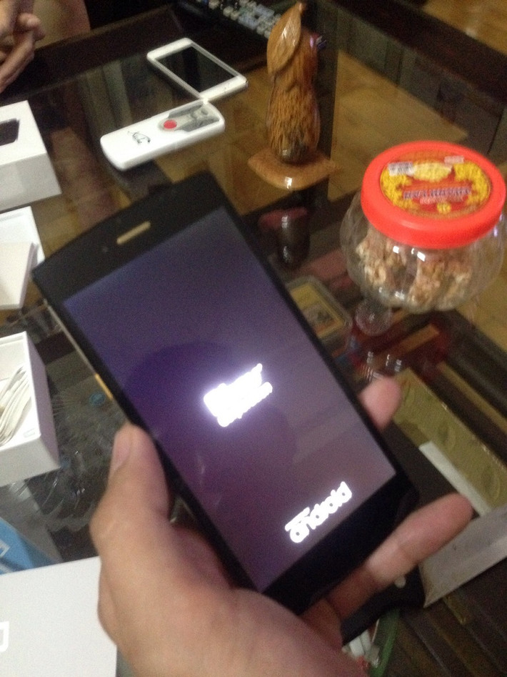 Những chiếc Bphone mạ vàng 24k có dung lượng 128GB đã được BKAV chuyển tới tay người dùng.
