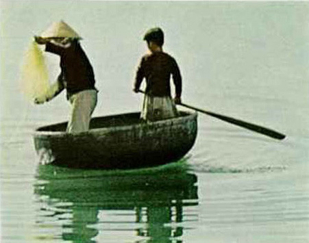 Thuyền thúng trên biển Nha Trang nhìn từ một toa tàu.