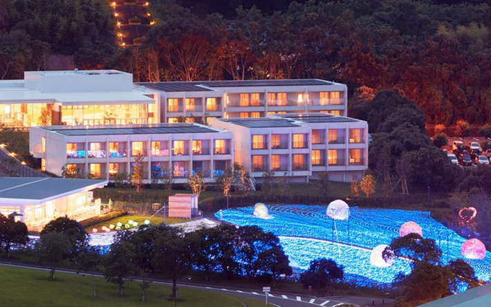 Khách sạn Henn-na tọa lạc trong công viên nổi tiếng Huis Ten Bosch, Nagasaki, công viên này được thiết kế theo đường phố Hà Lan thế kỷ 17.