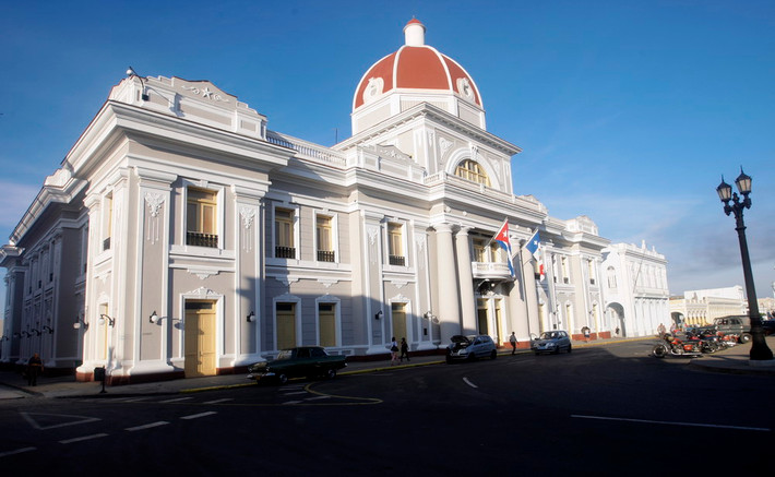Thành phố cổ Cienfuegos ở bờ biển Nam của Cuba được người Pháp di cư xây dựng năm 1819 trên vùng đất thuộc địa Tây Ban Nha. Thành phố còn giữ được nhiều công trình kiến trúc độc đáo và được coi là biểu tượng của quy hoạch kiến trúc đồng bộ, hài hòa giữa cảnh quan thiên nhiên với các công trình xây dựng, mang những ý tưởng hiện đại của thế kỷ 19. Khu đô thị lịch sử Cienfuegos được UNESCO công nhận là di sản văn hóa thế giới năm 2005.