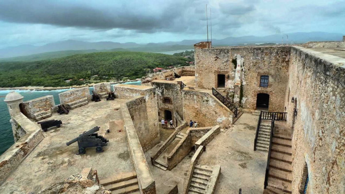 Được xây dựng từ năm 1637, lâu đài San Pedro de la Roca (cách thành phố Santiago de Cuba khoảng 10 km) được coi là nơi lưu giữ tốt nhất các di sản kiến trúc quân sự Mỹ - Tây Ban Nha dựa trên nguyên tắc thiết kế kiến trúc thời Phục hưng. Di sản thế giới của Cuba này được UNESCO công nhận năm 1997.