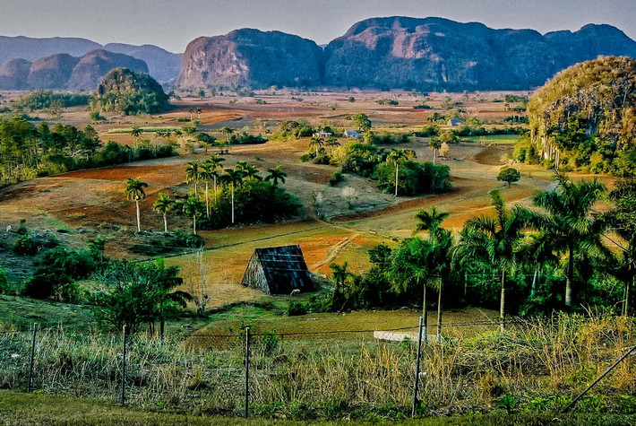 Thung lũng Vinales là một vùng trũng carxtơ (hiện tượng phong hóa đặc trưng của những miền núi đá vôi bị nước chảy xói mòn) ở Cuba, nổi tiếng với nghề trồng cây thuốc lá và các hang động tuyệt đẹp. Thung lũng này cũng là nơi bảo tồn nhiều loại động thực vật quý hiếm và thu hút du khách với các hoạt động leo núi. Năm 1999, thung lũng Viñales đã được UNESCO đưa vào danh sách Di sản văn hóa thế giới.
