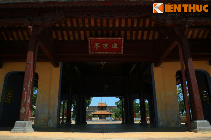 Xét về cấu trúc không gian ở trục trước mặt Kinh thành, Nghênh Lương Tạ nằm trên trục dọc từ Kỳ đài ra đến Phu Văn Lâu, là điểm nối kết giữa Kỳ Đài - Phu Văn Lâu - Hương Giang - Ngự Bình.