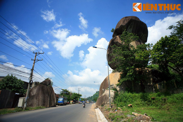 Phía Đông Bắc khu danh thắng, nằm sát Quốc lộ 20 là Hòn Ba Chồng với ba hòn đá khổng lồ nằm chồng lên nhau với độ cao gần 40m, trông như một tượng đài kỳ vĩ của thiên nhiên.