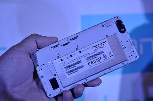 Thỏi pin bên trong Honor 4C có dung lượng 2.550mAh (có thể tháo rời), sử dụng công nghệ Smart Power 2.5 giúp tiết kiệm hơn 30% so với các smartphone thông thường. Thời gian sử dụng tối đa của Honor 4C lên đến 80 giờ, và 50 giờ ở mức sử dụng trung bình, 28 giờ ở cường độ sử dụng cao hơn.