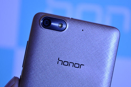 Về cấu hình chi tiết, Honor 4C là sự kết hợp giữa bộ vi xử lý 8 nhân 64-bit A53 xung nhịp 1.2GHz, RAM 2GB và bộ nhớ trong 8GB. Theo hãng sản xuất, Honor 4C đạt tốc độ xử lý cao hơn 40% so với các sản phẩm cùng phân khúc.