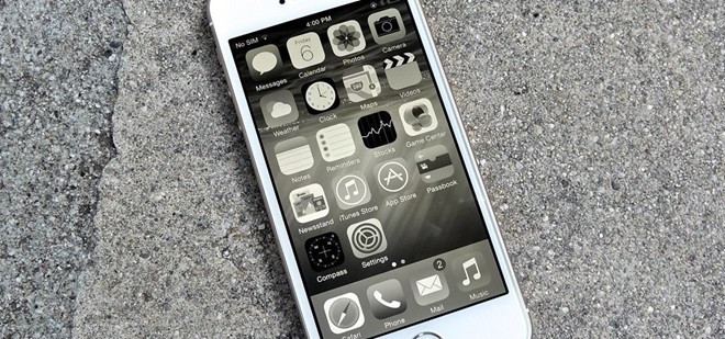 8. Tiết kiệm pin iPhone bằng cách chuyển sang chế độ đen trắng. Nếu pin iPhone sắp cạn và chưa thể sạc ngay, người dùng có thể chuyển máy sang chế độ hiển thị đen trắng để tiết kiệm pin hơn. Để làm được điều này, hãy vào Settings > General > Accessibility, nhấp vào "Grayscale."