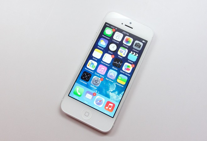 iPhone 5 qua sử dụng (4,8 triệu đồng): iPhone 5 qua sử dụng có sức bán rất tốt dịp nửa đầu 2015 ở nhóm xách tay tại Việt Nam. Máy có kiểu dáng đẹp, giá bán hợp túi tiền của nhiều người. Ra mắt từ 2012 nhưng iPhone 5 vẫn chạy mượt mà trên nền iOS 8.