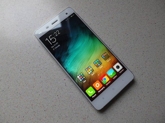 Xiaomi Mi4 qua sử dụng (4,9 triệu đồng): Trong tầm giá 5 triệu đồng, người dùng Android khó tìm được sản phẩm nào có cấu hình tốt hơn Xiaomi Mi4. Model này nằm trong nhóm flagship của năm 2014 với chip Snapdragon 801 tốc độ 2,5 GHz, RAM 3 GB, camera độ phân giải lần lượt 13 và 8 megapixel. Máy có màn hình 5 inch, 1.080p kèm thiết kế cao cấp với khung bằng thép không gỉ. Giao diện MIUI của Xiaomi được nhiều người ưa thích bởi sự mượt mà và nhiều tùy biến độc đáo. Giá bán của smartphone xách tay giá rẻ Mi4 qua sử dụng khoảng gần 5 triệu. Nếu muốn mua máy mới, người dùng phải bỏ thêm khoảng 500.000 đồng.
