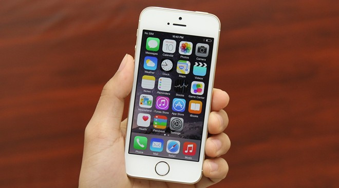iPhone 5S lock (5,4 triệu đồng): Nếu muốn "lên đời" cao hơn, người dùng có thể chọn mua iPhone 5S bản khóa mạng. Với việc nền tảng iOS 8.4 đã được jailbreak, người dùng có cơ hội khắc phục tốt hơn những lỗi thường gặp của máy khóa mạng. Mức giá chỉ hơn 5 triệu đồng cho một chiếc 5S được xem là rất tốt ở thời điểm hiện tại.
