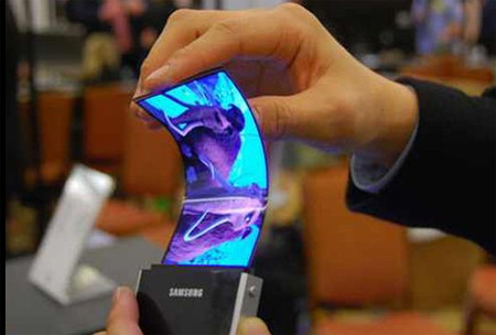 1. Samsung Galaxy Note 3 với màn hình dẻo YOUM. Thời điểm: Năm 2013. Trạng thái: Chưa từng tồn tại, quá đắt để có thể thương mại hóa, hoặc đơn thuần chỉ là một mô hình ý tưởng: Người ta không rõ siêu phẩm công nghệ này này rơi vào khả năng nào trong số 3 trường hợp nói trên.