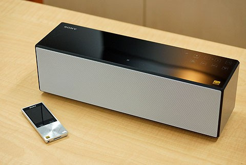 SRS-X88. Đây là model cao cấp nhất trong các dòng loa di động không dây của Sony với 5 loa thành phần, công suất đầu ra 90W, tính năng hỗ trợ phát nhạc Hi-Res (nhạc chất lượng lên đến 192kHz/24bit). Bên cạnh đó, SRS - X88 cũng có tính năng Multi-room và người dùng có thể điều khiển thông qua ứng dụng SongPal cài đặt trên smartphone. Khác với các model kể trên, X88 sở hữu thiết kế "Definitive Outline" và thích hợp hơn với việc nghe nhạc không dây trong nhà.