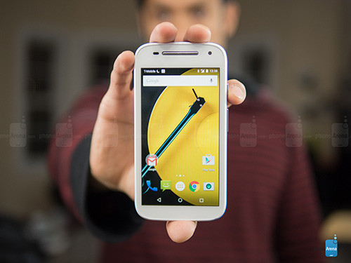 Motorola Moto E (2015). Moto E thế hệ hai cũng thuộc hàng smartphone dày (12,2mm). Máy dùng màn hình 4.5 inch độ phân giải 540 x 960 pixel. Thiết bị hiện chỉ có giá trên dưới 100 USD, hỗ trợ mạng LTE.